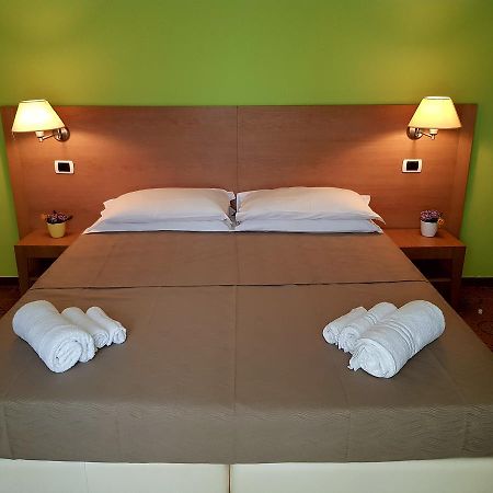 Hotel Bologna Римини Экстерьер фото
