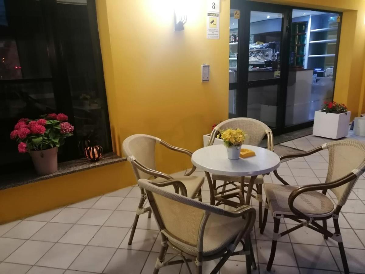 Hotel Bologna Римини Экстерьер фото
