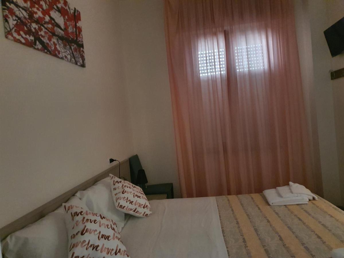 Hotel Bologna Римини Экстерьер фото