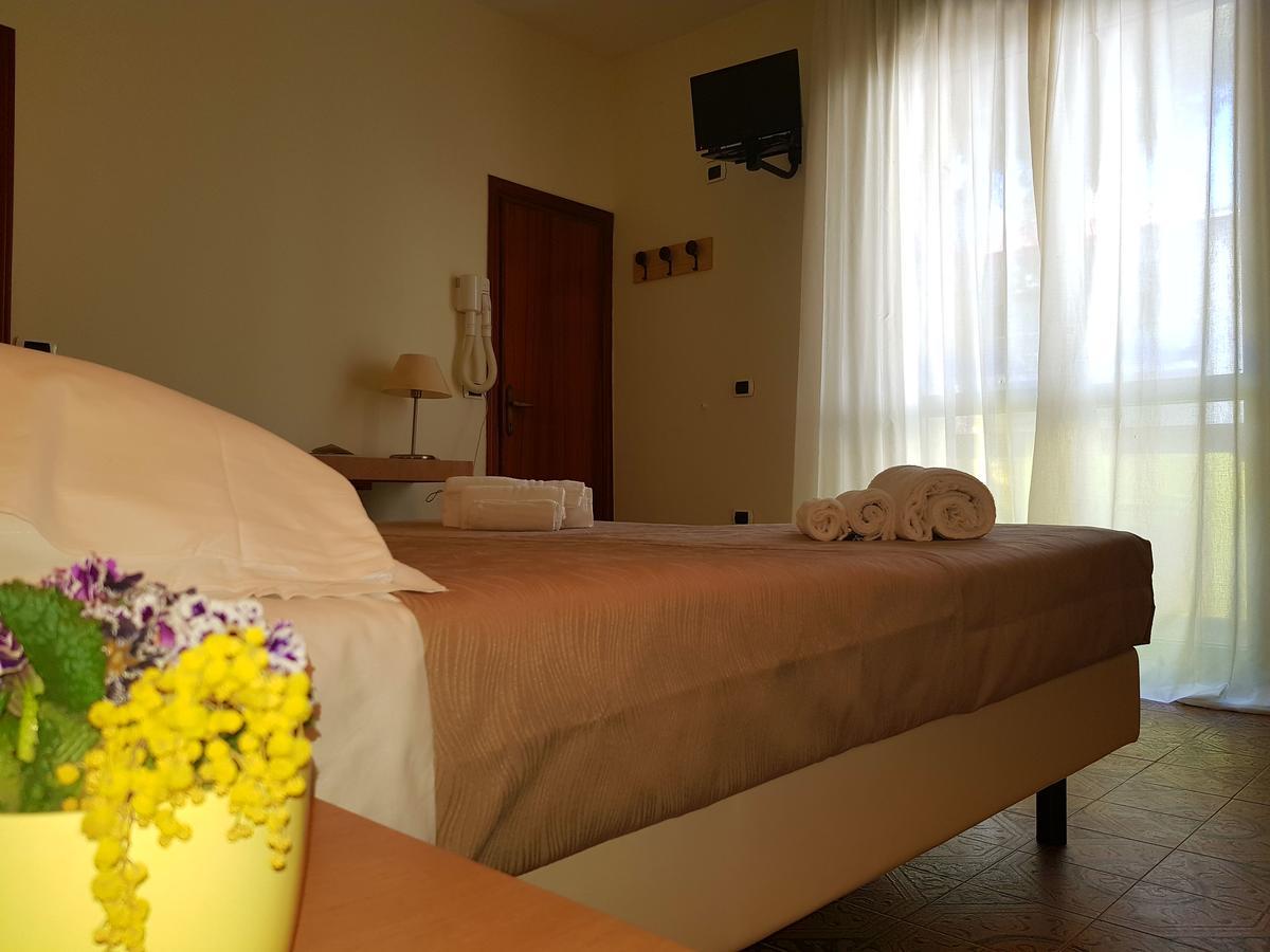 Hotel Bologna Римини Экстерьер фото