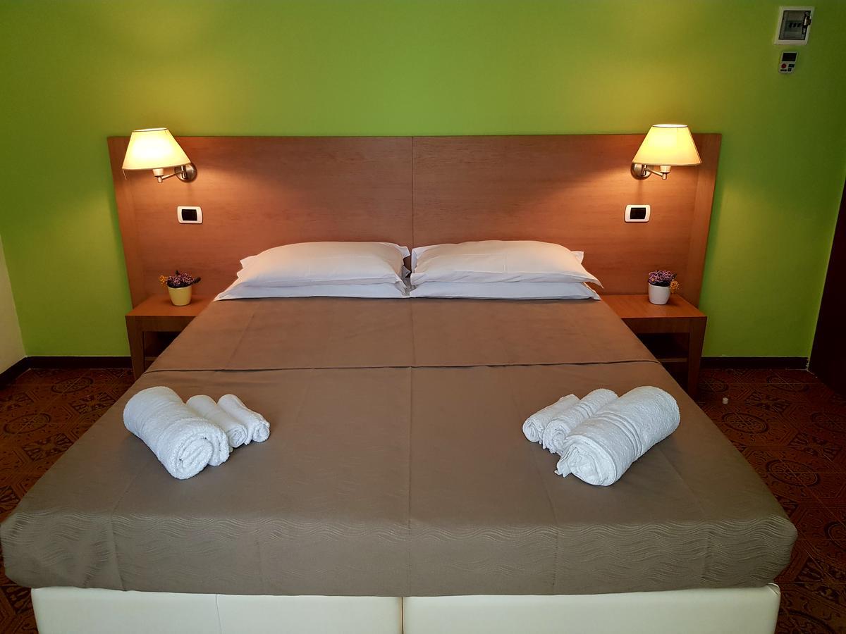 Hotel Bologna Римини Экстерьер фото