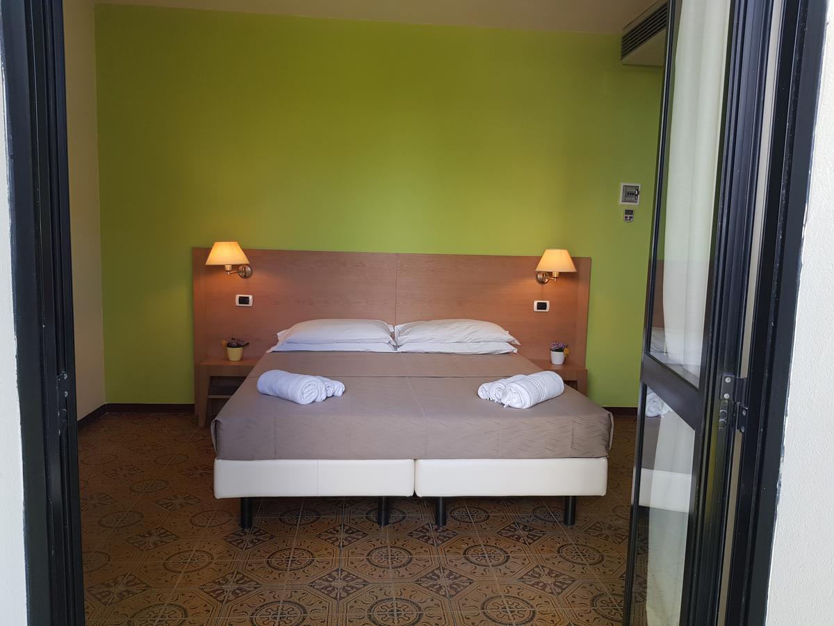 Hotel Bologna Римини Экстерьер фото